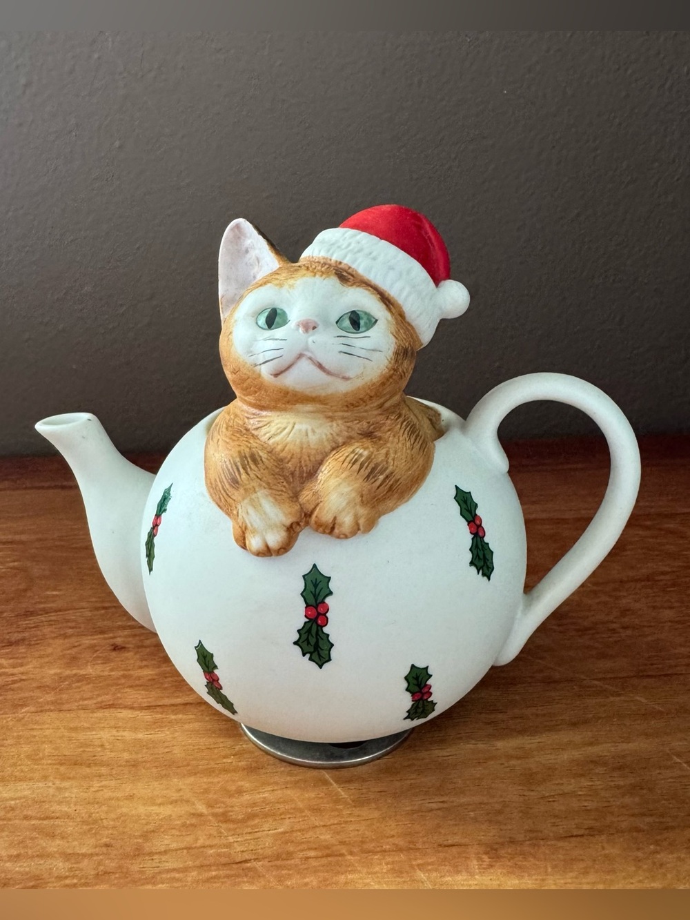 Vintage Porcelain Kitten Music Box In A Holiday Tea Pot, 1982 MANN